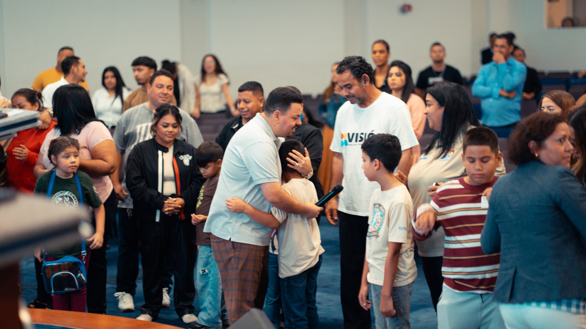 El pastor compartiendo con las familias de nuestra iglesia