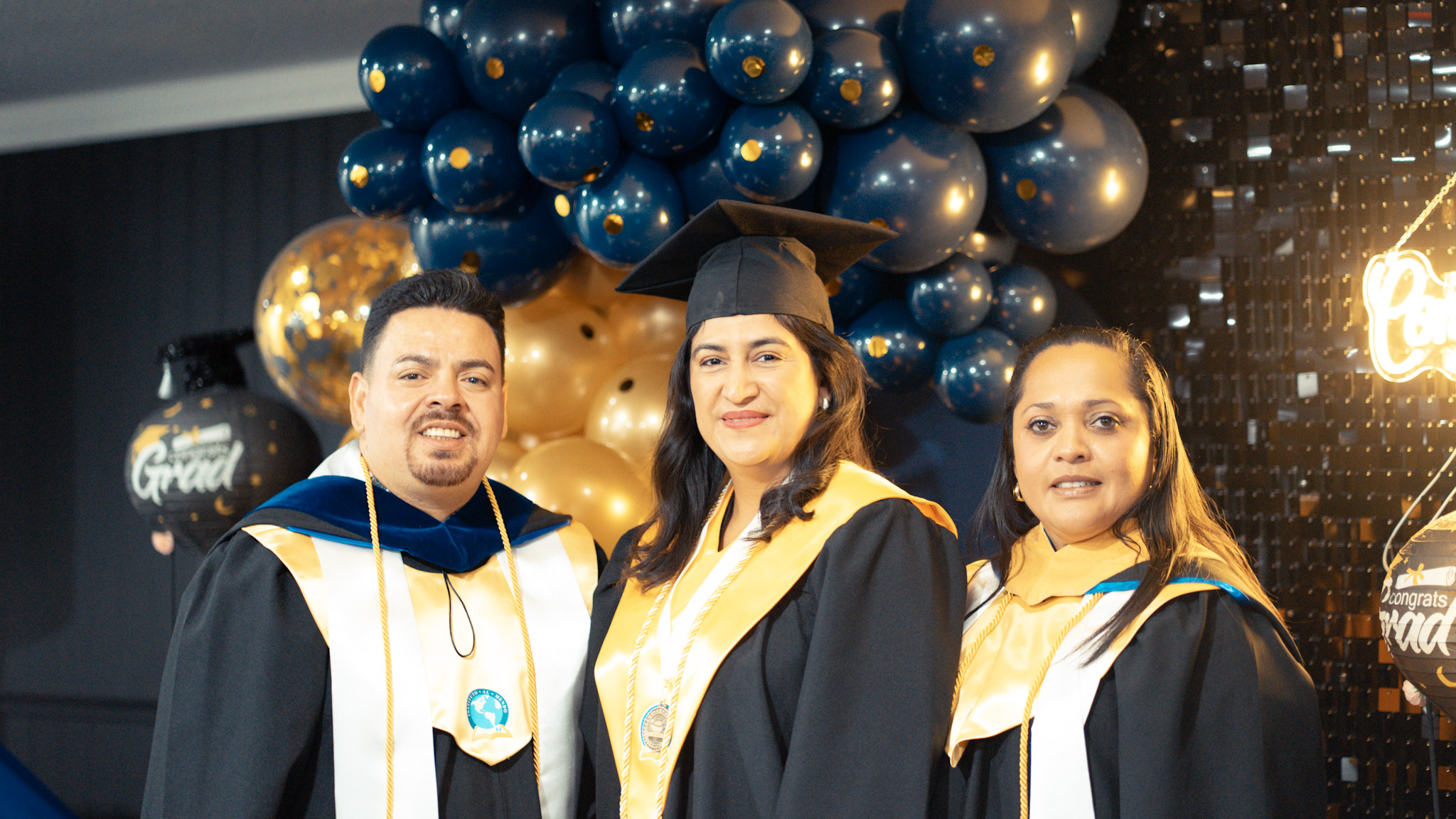 Graduados junto a sus líderes