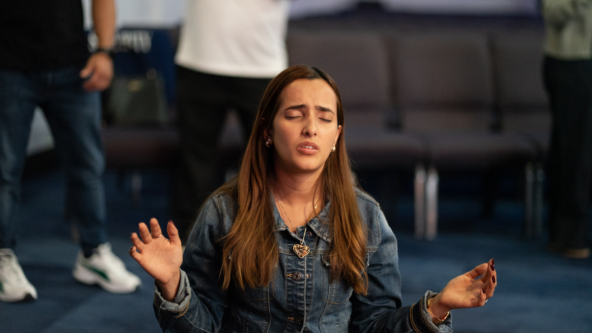 Tiempo de oración en El Rey Jesús Orlando